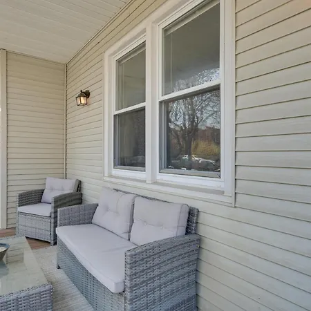 Spacious Group Home! Walk To Train & Eats Holiday home *