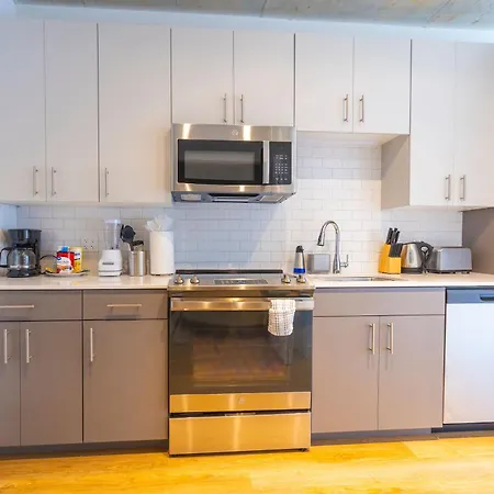 Holiday home Modern 3br Near North Ave Shops *