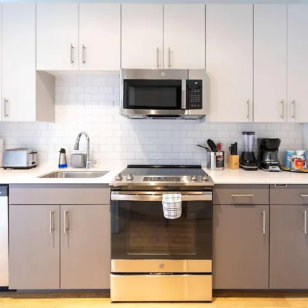 Holiday home 4br Modern Urban Escape Walk To Zoo Lakefront & Red Line *