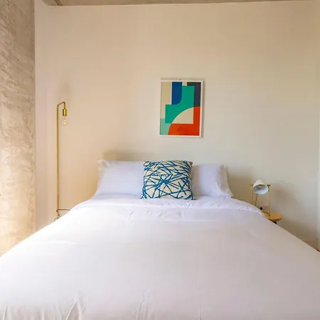 Holiday home Modern 3br Near North Ave Shops
