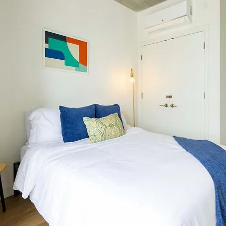 Holiday home 4br Modern Urban Escape Walk To Zoo Lakefront & Red Line *