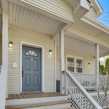 Spacious Group Home! Walk To Train & Eats Holiday home Chicago