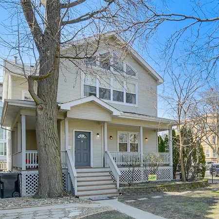 Spacious Group Home! Walk To Train & Eats *