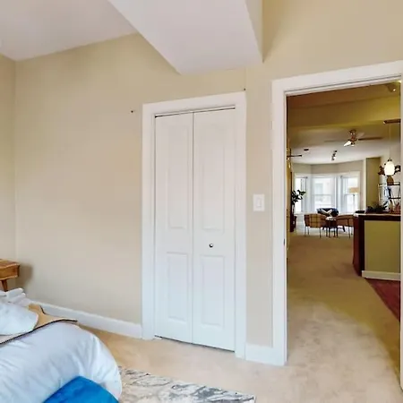 Dearborn Duplex L Sleeps 10 L Free Parking