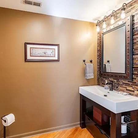 Stunning Home, Epic Game Room, Prime Location Villa *