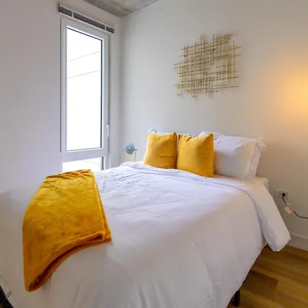 Holiday home 4br Modern Urban Escape Walk To Zoo Lakefront & Red Line