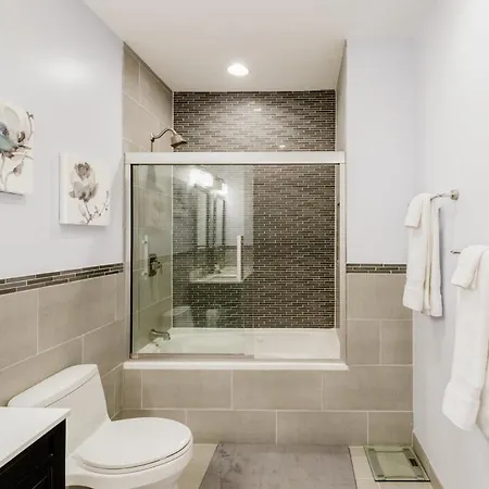Stunning Home, Epic Game Room, Prime Location * Chicago