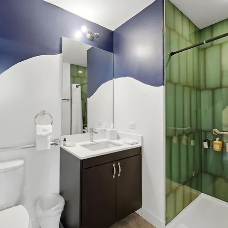 The Plymouth 3bd 4* Chicago