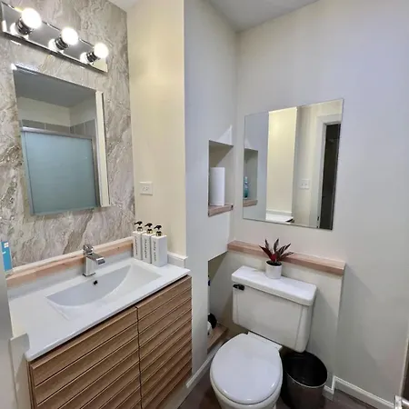 Holiday home Dearborn Duplex L Sleeps 10 L Free Parking *