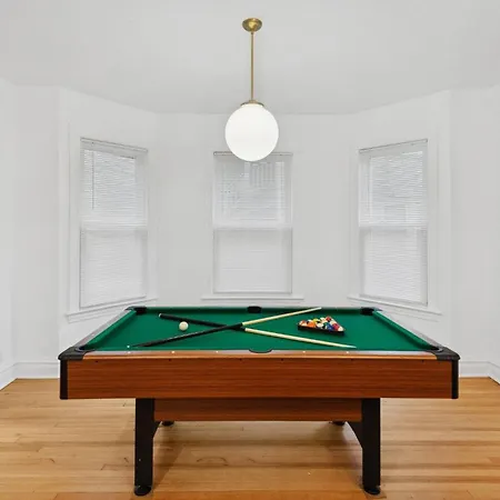 Holiday home Giant 5br, Pool Table, 15 Min To Cubs & Mag Mile Chicago