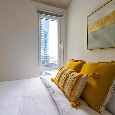 Holiday home Modern 3br Near North Ave Shops
