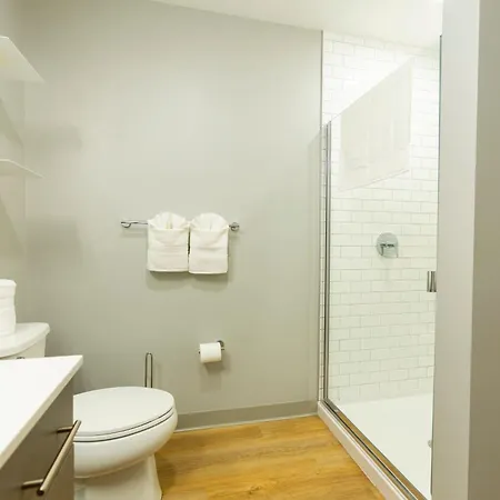 Holiday home 4br Modern Urban Escape Walk To Zoo Lakefront & Red Line Chicago