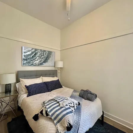 Dearborn Duplex L Sleeps 10 L Free Parking Holiday home Chicago