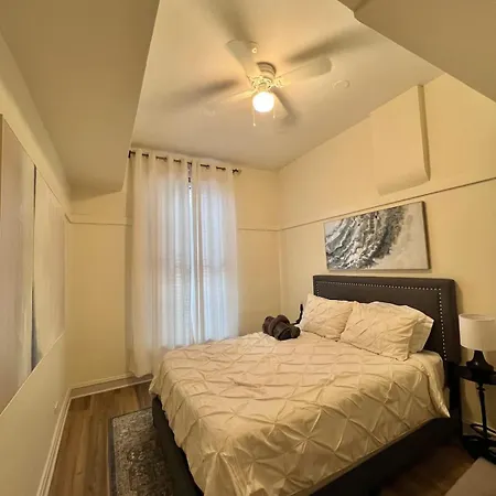 Dearborn Duplex L Sleeps 10 L Free Parking Holiday home