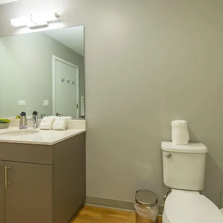 Holiday home Modern 3br Near North Ave Shops Chicago