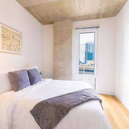 Holiday home 4br Modern Urban Escape Walk To Zoo Lakefront & Red Line *
