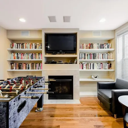 Stunning Home, Epic Game Room, Prime Location Villa *
