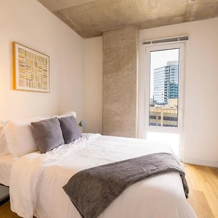 Holiday home 4br Modern Urban Escape Walk To Zoo Lakefront & Red Line *