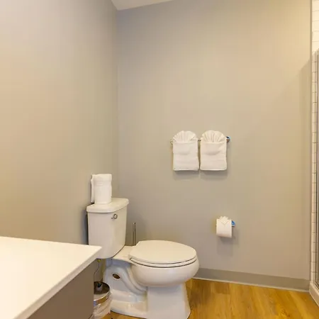 Holiday home Modern 3br Near North Ave Shops *
