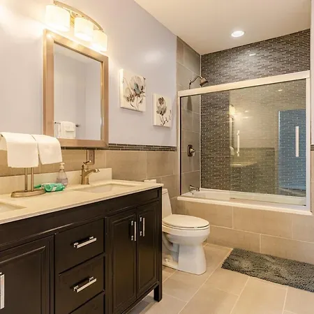 Stunning Home, Epic Game Room, Prime Location * Chicago