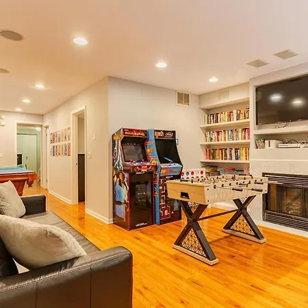 Stunning Home, Epic Game Room, Prime Location Villa Chicago