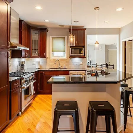 Stunning Home, Epic Game Room, Prime Location Villa Chicago