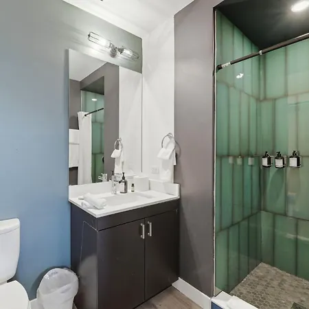 The Plymouth 3bd 4* Chicago