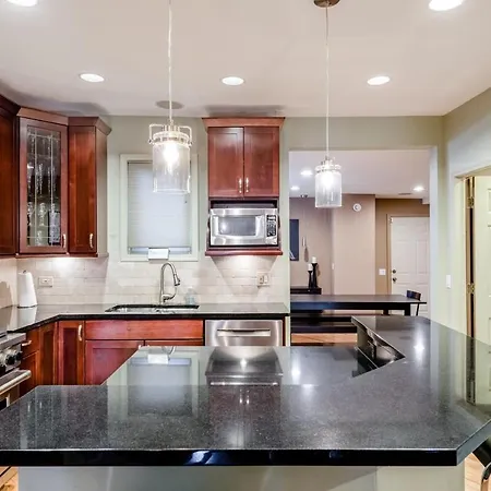 Stunning Home, Epic Game Room, Prime Location * Chicago