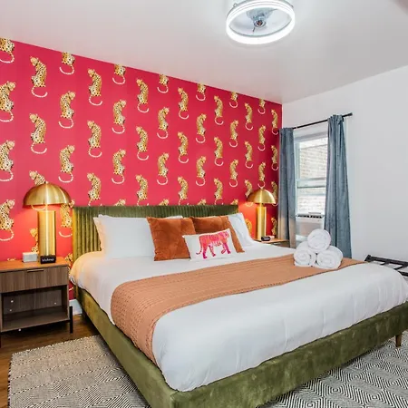 King Bed, Great Wifi, United Center, Walk To Train Apartment
