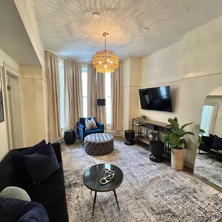 Elegant 3br River North Escape L Free Parking Apartment Chicago
