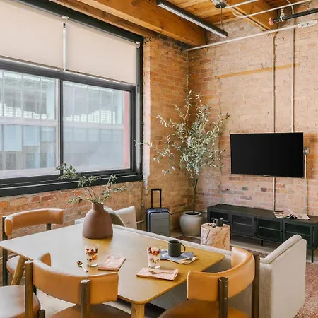 Livn West Loop 2 Bedroom View Apartment