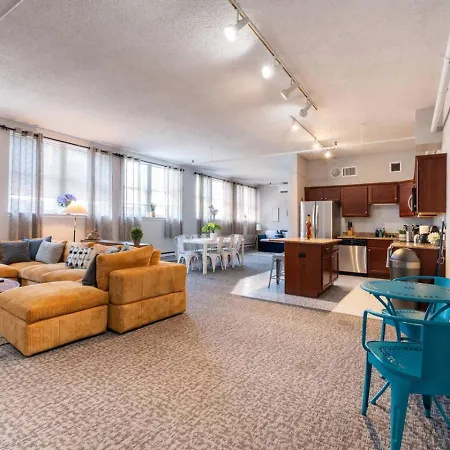 Sleep 14 Downtown, Vintage 5bd-2ba Gym & Patio Apartment Chicago