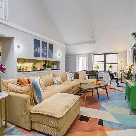 Sleep 25 - Huge Downtown Vintage Lofts, Balcony & Gym Apartment *
