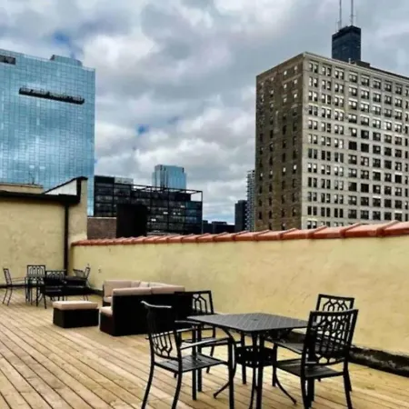 Sleep 14 Downtown, Vintage 5bd-2ba Gym & Patio Apartment *