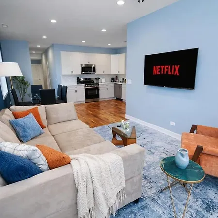3br Oasis Near Downtown & United Center Apartment *