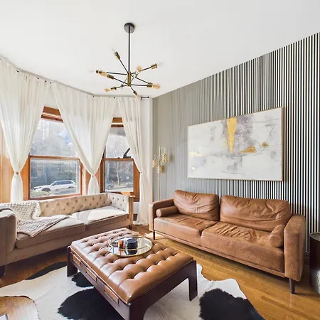 Wrigleyville Art Deco Executive Duplex Garage Apartment *