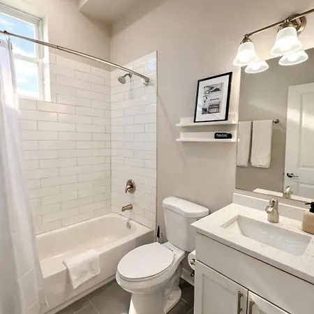 Flexhome West Town - Spacious 2br Duplex - Sleeps 8 Apartment