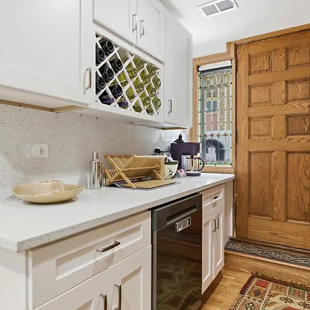 Fully Updated Jr, 1 Bed, Steps From Lincoln Park Apartment *