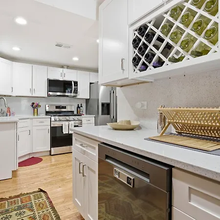 Fully Updated Jr, 1 Bed, Steps From Lincoln Park