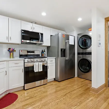 Fully Updated Jr, 1 Bed, Steps From Lincoln Park Apartment *