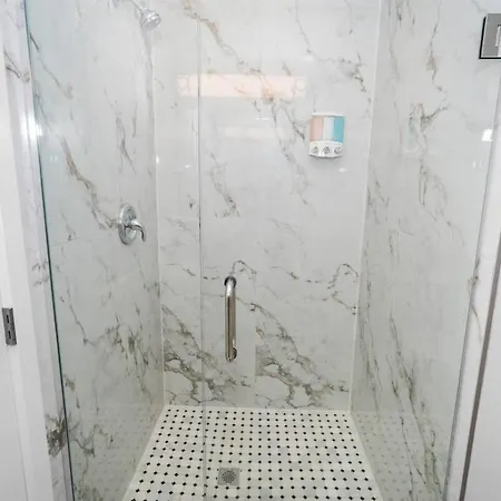 Spacious 3br Near United Center & Medical District Apartment *