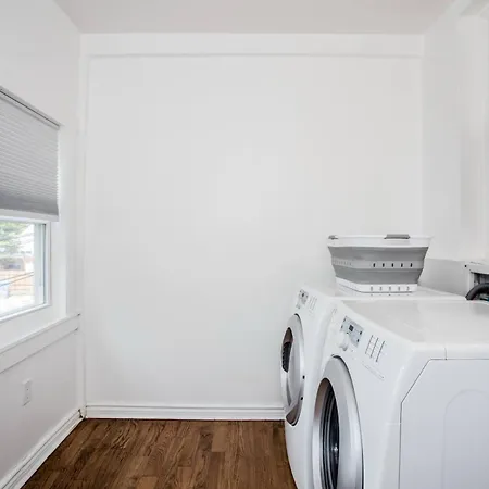 King Bed, Great Wifi, United Center, Walk To Train Apartment *