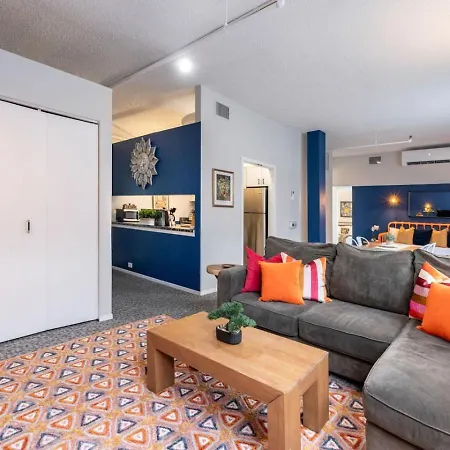 Sleep 14 Downtown, Vintage 5bd-2ba Gym & Patio Apartment *