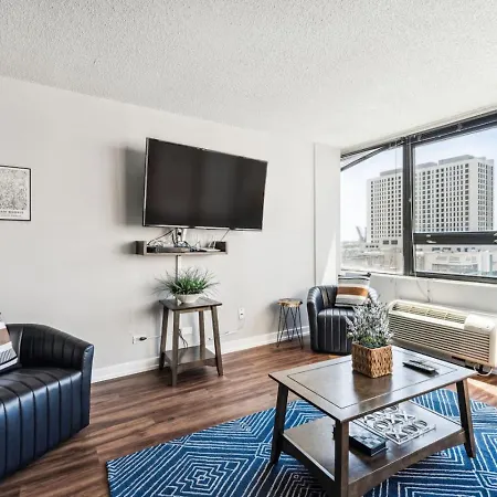Mich Ave Downtown, Park, Museums 2bd-2ba #4 *