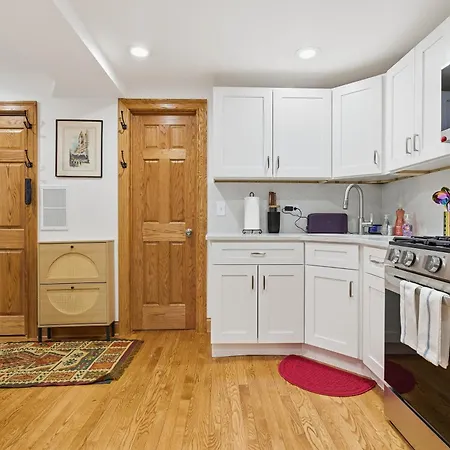 Apartment Fully Updated Jr, 1 Bed, Steps From Lincoln Park *
