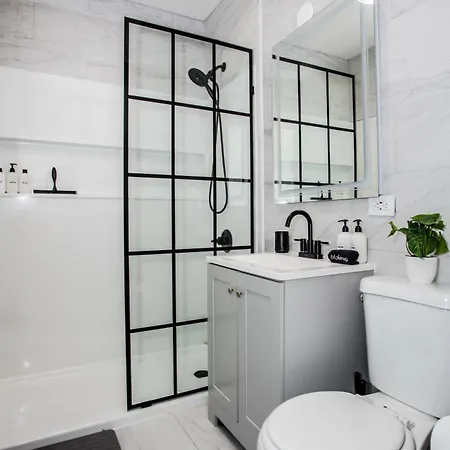 King Bed, Great Wifi, United Center, Walk To Train Apartment