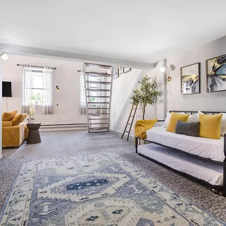 Apartment Downtown Penthouse I Vintage , Gym & Balcony #5 *