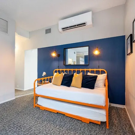 Sleep 14 Downtown, Vintage 5bd-2ba Gym & Patio Apartment *