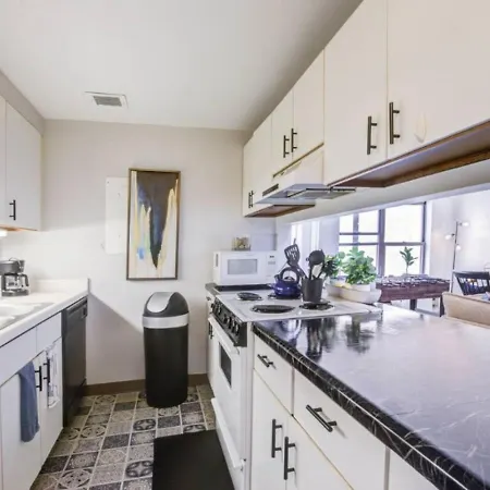 Apartment Sleep 25 - Huge Downtown Vintage Lofts, Balcony & Gym *