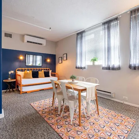Sleep 14 Downtown, Vintage 5bd-2ba Gym & Patio Apartment Chicago